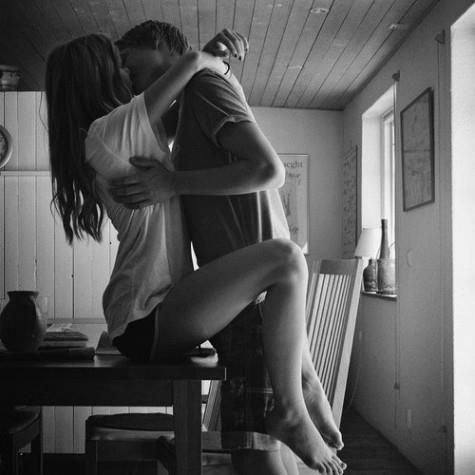  photo beso-mesa_zpsiqe7tq55.jpg