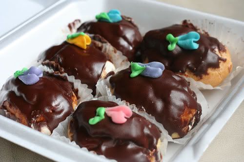 Forum Image: http://i93.photobucket.com/albums/l51/RaeRae-Chan/shirleys-eclairs-web.jpg