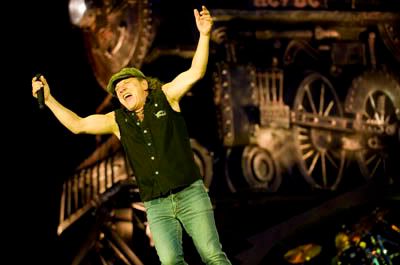 He is the HAPPIEST rockstar alive!and why wouldnt he be!