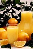 th_180px-Oranges_and_orange_juice.jpg