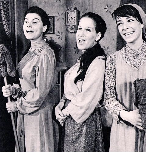 Photo Flash!  Bette Midler in FIDDLER ON THE ROOF (circa 1968)