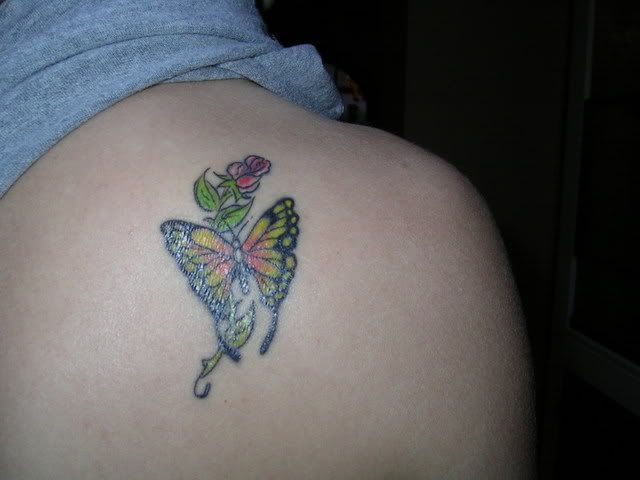 Vlinder Afbeelding Daar heb ik de tatoo met de bloemen toe laten leiden,de