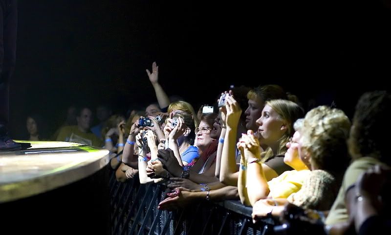 IMAGE: http://i93.photobucket.com/albums/l60/stoy17/AirSupply/IMG_20070721_9999_117.2W.jpg