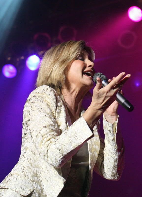 IMAGE: http://i93.photobucket.com/albums/l60/stoy17/Olivia/IMG_34301.jpg