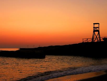Photography Blog, sunrise, sea, beach, sand, waves, cliff, tower, silhouette, contre-jour
