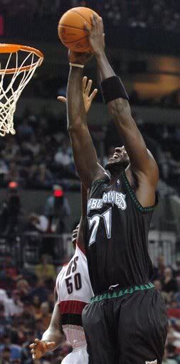 Kevin Garnett dunks against Portland