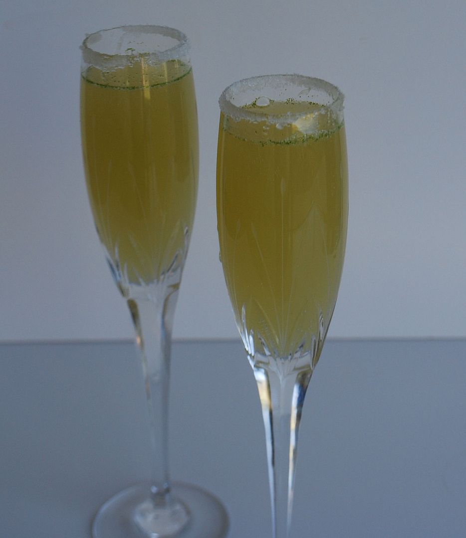 Limoncello champagne cocktail